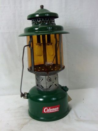 Vintage Coleman Double Mantle Lantern Model No.  220e 10 - 56 Amber Globe