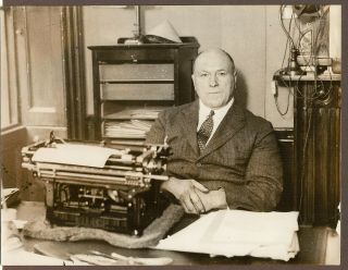 1935 Press Photo Pro Wrestling Legend George Hackenschmidt Front Of Typewriter