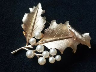 Vintage Crown Trifari Brushed Gold Tone Leaf Pin Brooch With Faux Pearls