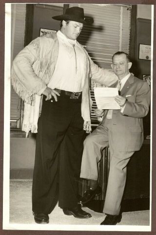 1957 Press Photo Pro Wrestler Don Leo Jonathan With Promoter Morris Sigel