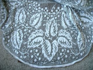 Pre - Owned Vintage White & Browngray Lace Oval Leaves & Berries Design Tablecloth