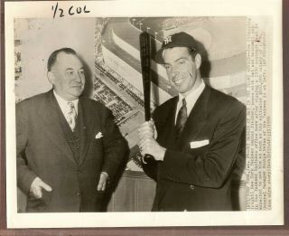 1950 Press Photo Joe Dimaggio Of The York Yankees With Gm George Weiss