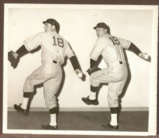 1952 Press Photo Bob Lemon Cleveland Gives Pitching Tips To Ronald Reagan
