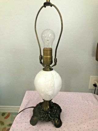 Vintage Raised Floral Design Milk Glass Brass Table Lamp L&l Wmc 1970