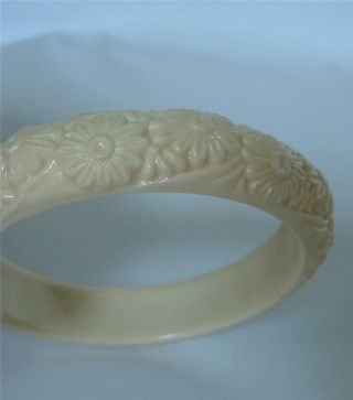 Vintage Molded Plastic Lucite Bangle Bracelet Creamy White Flowers Floral 2