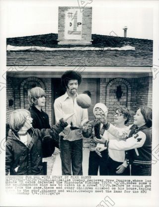 1975 Dallas Cowboys Football Wr Drew Pearson & Neighborhood Kids Press Photo