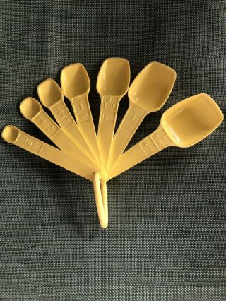 Vintage Tupperware Set Of 7 Yellow Nesting Measuring Spoons W/ring 1266 - 1272