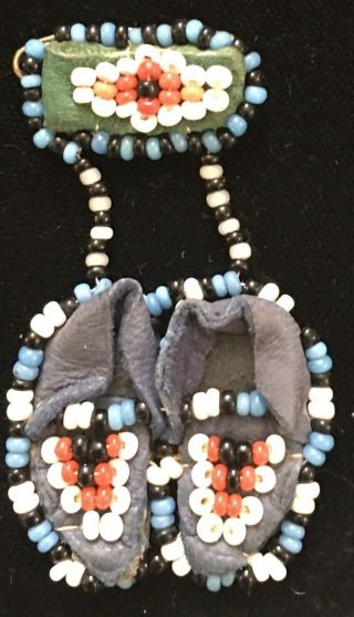 Vintage Native American Beaded Hand Crafted Pin Dangling Moccasins