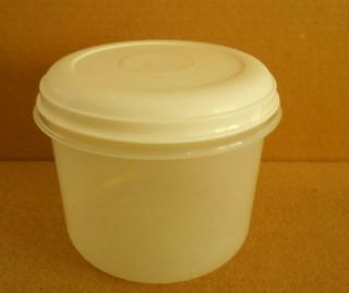Vintage Rubbermaid Servin Saver Container With Almond Lid 9 10 Cup Round