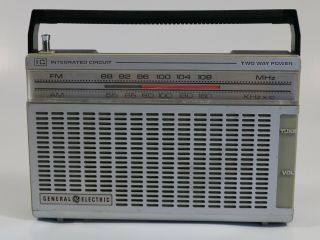Vintage Ge General Electric Am/fm Portable Radio Ac/dc Model 7 - 2650a