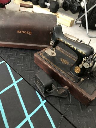 Vintage Antique Singer Sewing Machine In Case -