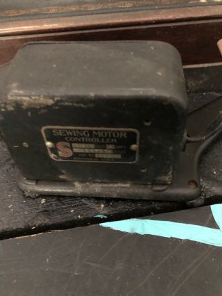 Vintage Antique Singer Sewing Machine in Case - 2