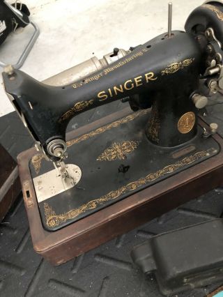 Vintage Antique Singer Sewing Machine in Case - 3