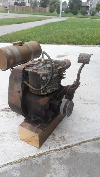 Antique Vintage Briggs & Stratton Model Wmb Cast Iron Gasoline Engine.