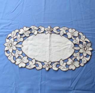 Vintage Linen Doily Runner Floral Embroidery Cut Work 9.  5 - 18.  5 Oval