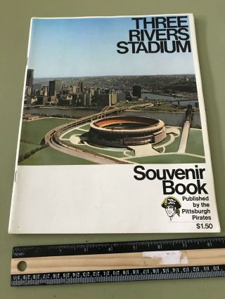 1970 Pittsburgh Pirates Baseball Three Rivers Stadium Souvenir Book 104 Pages