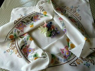 VINTAGE HAND EMBROIDERED TABLECLOTH - CIRCLES OF FLOWERS 3