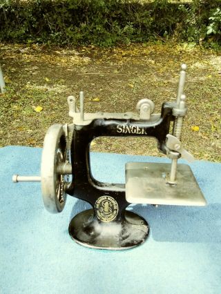 Antique Cast Iron Singer Child Sewing Machine