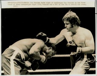 1972 Press Photo Heavyweight Boxing Action Joe Frazier And Ron Stander