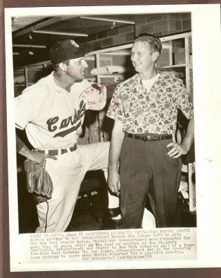 1956 Press Photo Stan Musial Of The Cardinals Says Goodbye To Red Schoendienst