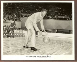 1966 Press Photo Baseball Hof Satchel Paige Plays Basketball With Globetrotters
