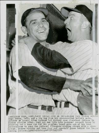 1954 Press Photo Yogi Berra And Ed Lopat Of The York Yankees Celebrate Win