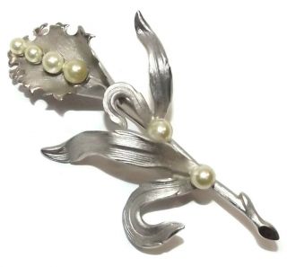 Vintage Unsigned Silver Tone Flower Brooch Pin With Faux Pearls