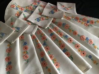 Large Vintage Linen Hand Embroidered Tablecloth/tea Cosy Cover & Napkins Daisies