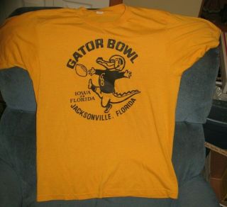 Vintage 1983 Iowa Hawkeyes Florida Gators Football Gator Bowl Alligator T - Shirt