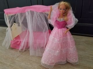 1985 Dreamglow Barbie & Dream Glow Bed Glows In The Dark Pink & White Stars