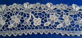 A VICTORIAN IRISH YOUGHAL NEEDLE LACE BORDER 3