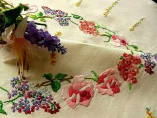 VINTAGE HAND EMBROIDERED TABLECLOTH - STUNNING CIRCLE OF PINK & LILAC FLOWERS 3