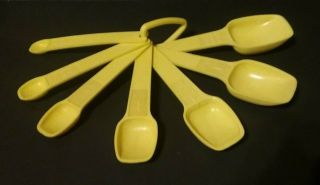 Vintage Tupperware 7 Pc Measuring Spoons Complete Set Yellow On Ring