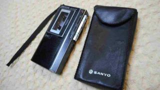 Vintage Sanyo Micro Cassette Microcassette Recorder Trc5680 W/case