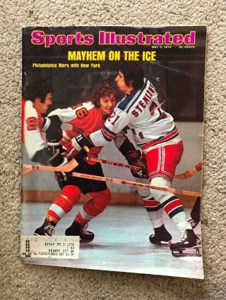 Vintage Sports Illustrated 5/6/1974 Bobby Clarke - " Mayhem On The Ice " - Flyers