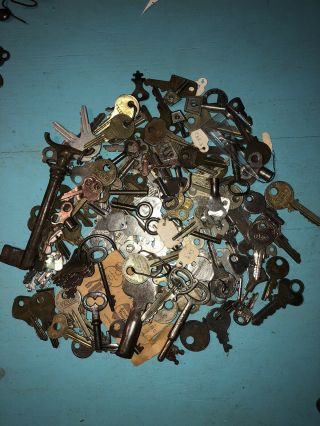 1.  9 Lbs Pounds Vintage Luggage Auto Skeleton Keys Steampunk Old Collectible - X