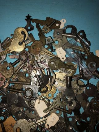 1.  9 Lbs Pounds Vintage Luggage Auto Skeleton Keys Steampunk OLD Collectible - X 3