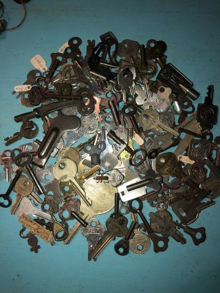 1.  5 Lbs Pounds Vintage Luggage Auto Skeleton Keys Steampunk Old Collectible - V