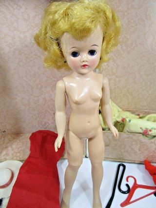VINTAGE 1957 VOGUE JILL DOLL WITH JOINTED LEGS IN DOLL CASE & CLOTHES 2