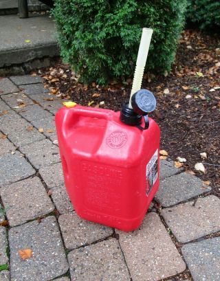 Vintage Blitz Red Plastic Gas Can 2 Gal 8 Oz Vented & Easy Grip Handle 11810 2