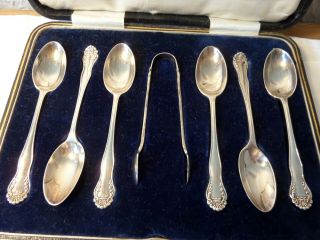 A LOVELY CASED SET OF UK HALLMARKED SOLID SILVER TEA SPOONS AND TONGS 2