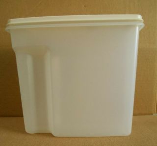 Vintage Rubbermaid 2 1.  3 Gallon 5.  0l Servin Saver Cereal With Almond Lid