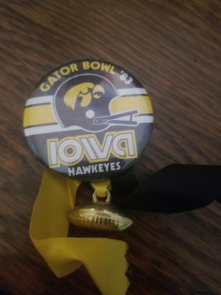Vintage 1983 Iowa Hawkeyes Football Gator Bowl Pinback Pin Button 2 1/4 "