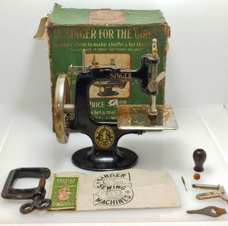 Vintage Singer Sewing Machine For Girls With The Box & Accessories