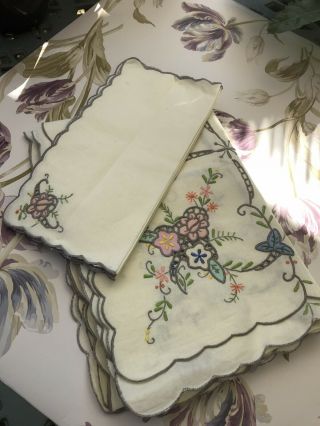 Vintage Embroidered Scalloped Edge Floral Tablecloth 48  Square & 6 Napkins