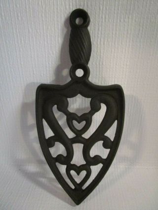Black Cast Iron Footed Sad Iron Trivet 8.  5 " Long Vintage Heart Design