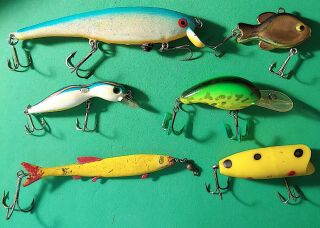 6 Vintage Fishing Lures - Plastic - - Unknown Maker - - Unmarked