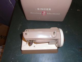 VINTAGE SINGER SEWHANDY CHILD ' S TOY SEWING MACHINE GREAT BRITAIN IN CASE 2