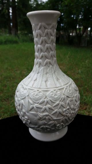 19th C.  Chinese Qing Blanc De Chine Dehua Ornate White Porcelain Vase Antique