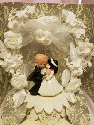 Vintage Wedding Cake Topper Bride And Groom W/flowers - Nn